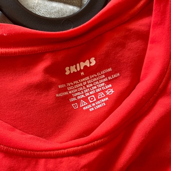 SKIMS Fits Everybody Short Sleeve Red Tshirt Medium - Picture 2 of 3